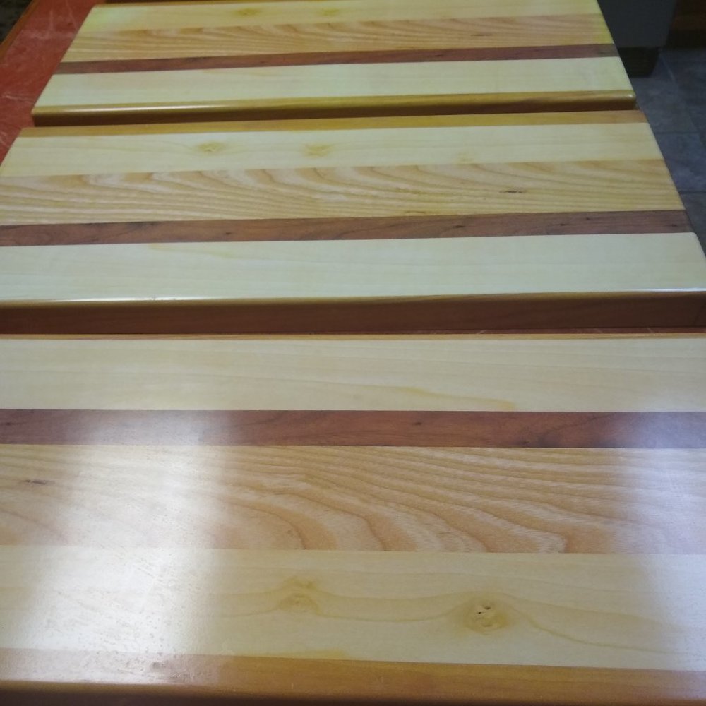 MELAMINE BUTCHER BLOCK RISER FFR 24" W x 10" L x 1